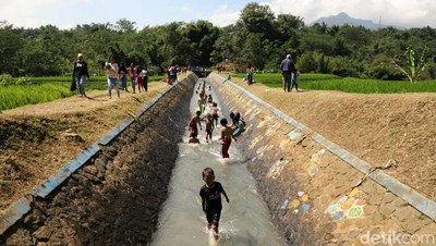 Asyiknya Main Air di Irigasi Talangseng Garut