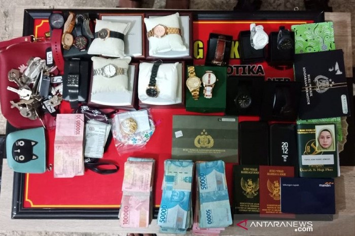 Barang bukti terkait penangkapan YU alias Upik, perempuan asal Karang Bagu, diduga berperan sebagai bandar narkoba (ANTARA/Dhimas BP)