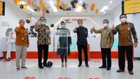 Bersamaan di hari yang berbahagia ini Kantor Wilayah Jakarta Kemayoran meresmikan relokasi Kantor Cabang Kelapa Gading ke Kantor yang baru di Jalan Kelapa Gading Boulevard Blok LA-6 No.1,2,3 Kelapa Gading, Jakarta Utara dengan dihadiri oleh Ibu Adi Sulistyowati selaku Direktur Layanan dan Jaringan.