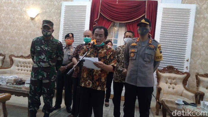Bupati Banjarnegara Budhi Sarwono saat jumpa pers.