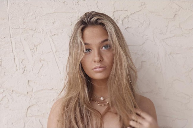 Dalam sebuah konten, Claudia Conway pernah mengutarakan alasannya berani bertentangan dengan orangtuanya untuk urusan pandangan politik. Percaya atau tidak, kamu bisa memiliki opini yang berbeda, tanpa dipengaruhi orangtuamu, hanya dengan mengedukasi diri sendiri. Pandanganku tidak ada hubungannya dengan orangtuaku, ungkapnya. Foto: Instagram