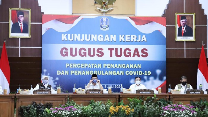 Kasus positif COVID-19 di Jawa Timur hampir 14 ribu atau tepatnya 13.997 kasus. Gubernur Khofifah Indar Parawansa melakukan berbagai upaya untuk memutus mata rantai penularan COVID-19.
