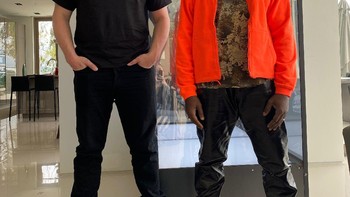 Elon juga pakai T Shirt saat bersama Kanye West. Foto: Twitter: @kanyewest