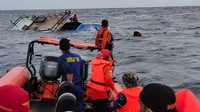 Penumpang Guide DCDC mencoba berenang menuju kapal Tim SAR. Sementara Tim SAR tampak membantu dengan menariknya dengan tali.