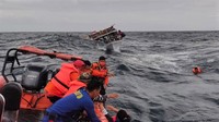 Satu per satu penumpang dievakuasi ke kapal Tim SAR. 