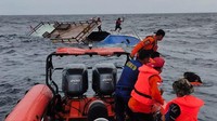 Tim SAR berusaha mengevakuasi penumpang kapal Guide DCDC yang tenggelam di Perairan Malaoge Kabupaten Buton, Sulawesi Tenggara, Minggu (5/7/2020). 