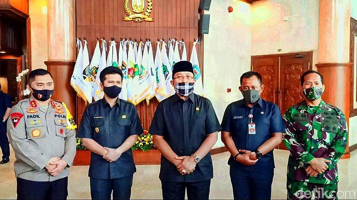 Setelah tidak diberlakukannya PSBB, aparat penegak hukum tidak bisa bergerak bebas dalam melakukan penanganan COVID-19. Forkopimda Jatim bersama DPRD Jatim duduk bersama membahas hal tersebut.