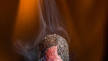 Korek api yang menyala.  Foto: Brightside