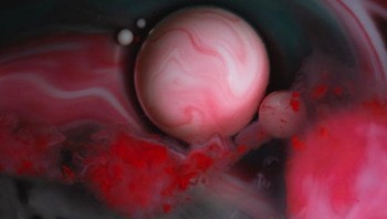 Planet di luar angkasa? Bukan, ini adalah momen saat cat tercampur minyak. Foto: Brightside