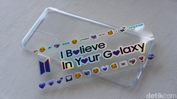 Menariknya diberikan case yang dapat dipercantik dengan stiker khusus BTS. Foto: Adi Fida Rahman/detikINET