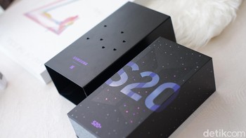Galaxy S20+ BTS Edition dikemas dengan kotak yang dibuat khusus. Foto: Adi Fida Rahman/detikINET