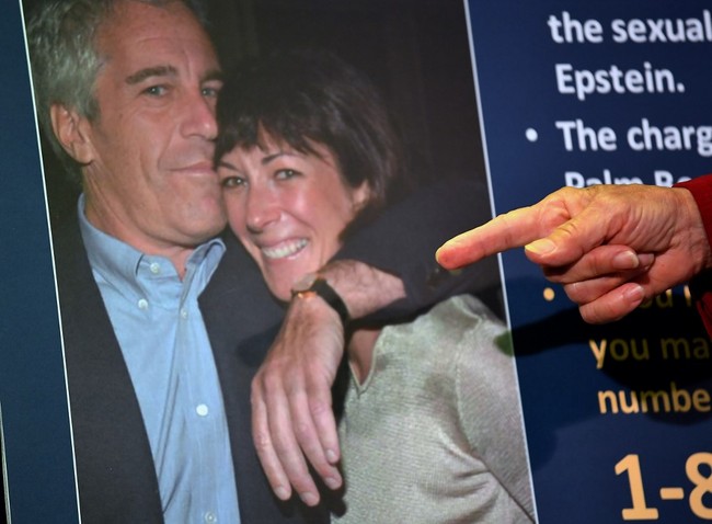 Ghislaine Maxwell dikenal sebagai sosialita asal Inggris. Dia adalah mantan kekasih Jeffrey Epstein. Tidak diketahui kapan keduanya berhubungan. Namun kabarnya di tahun 1992, Ghislaine dan Jeffrey pacaran, dan tak lama putus.  Foto: Dok. AFP