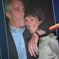 Ghislaine Maxwell dikenal sebagai sosialita asal Inggris. Dia adalah mantan kekasih Jeffrey Epstein. Tidak diketahui kapan keduanya berhubungan. Namun kabarnya di tahun 1992, Ghislaine dan Jeffrey pacaran, dan tak lama putus.  Foto: Dok. AFP