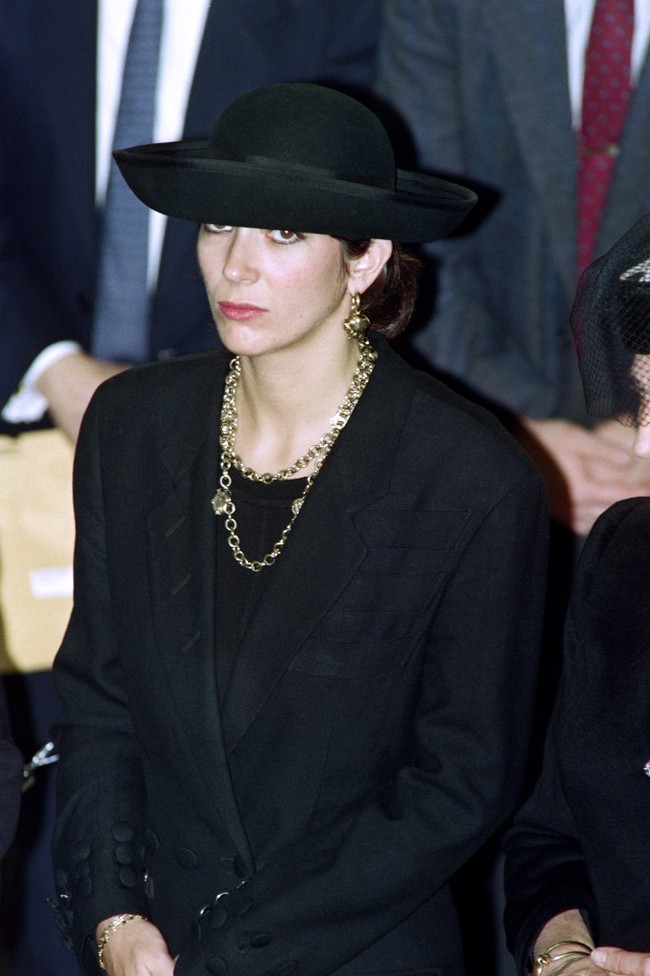 Meski keduanya telah putus, namun Ghislaine dan Jeffrey masih menjadi teman baik. Ghislaine lah yang mengenalkan Jeffrey ke orang-orang penting, termasuk Pangeran Andrew sampai Donald Trump.  Foto: Dok. AFP