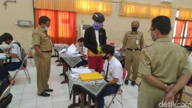 Gubernur Jateng Ganjar Pranowo meninjau SMAN 2 Semarang