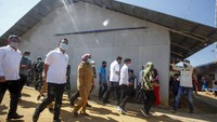 Menteri Sosial Juliani Batubara (kedua kanan bawah) didampingi Bupati Bogor Ade Yasin (kanan) meninjau Hunian Sementara (Huntara) bagi korban bencana banjir bandang dan longsor di Sukajaya, Kabupaten Bogor, Jawa Barat, Senin (6/7/2020).