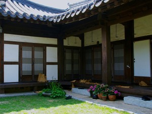 Bukan di Atas, Rumah Tradisional Korea Selatan Pasang Cerobong Asap di Lantai!