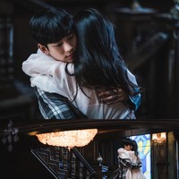 Kemesraan antara Moon Kang Tae dan Go Moon Young semakin sering terlihat saat keduanya mulai tinggal bersama di rumah besar Go Moon Young. Pada episode enam Its Okay To Not Be Okay ini misalnya, Moon Kang Tae memeluk Go Moon Young yang nyaris terjatuh dari tangga. Foto: Dok. tvN