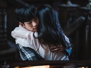 Its Okay to Not Be Okay Episode 6: Kim Soo Hyun Nangis, Rating Naik