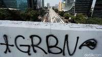 Dinding pembatas jalan pun kini kembali terlihat seperti kumuh dan tak terawat.