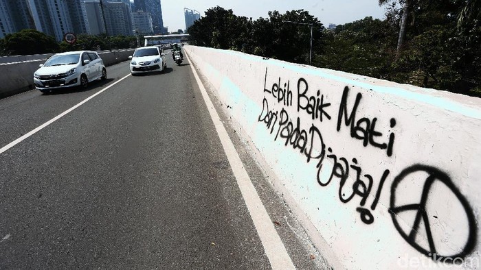 JLNT Casablanca Penuh dengan Coretan Jalan Layang Non Tol (JLNT) Casablanca jadi sasaran aksi vandalisme. Coretan tangan-tangan jahil itu terlihat di sejumlah titik.