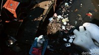 Kali Krukut Bawah, tampak dipenuhi sampah rumah tangga.