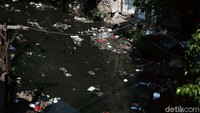 Air kali pun terlihat hitam pekat dan tercium bau yang tak sedap.