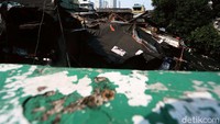 Kedisiplinan warga masih terlihat kurang dan masih membuang sampah ke kali tersebut.