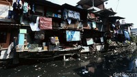 Seharusnya di tengah pandemi Corona, warga menerapkan pola hidup sehat dengan cara membuang sampah pada tempatnya.