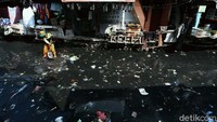 Sampah-sampah rumah tangga tampak terus datang meski petugas kebersihan telah mengangkatnya dari kali.