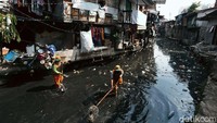Petugas tampak sibuk membersihkan sampah yang terus datang.