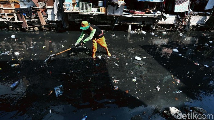 Jorok Banget! Kali Krukut Bawah Hitam Pekat Kondisi Kali Krukut Bawah, Kebon Melati, Tanah Abang, Jakarta, dipenuhi sampah rumah tangga. Air kali berwarna hitam berbau tak sedap.