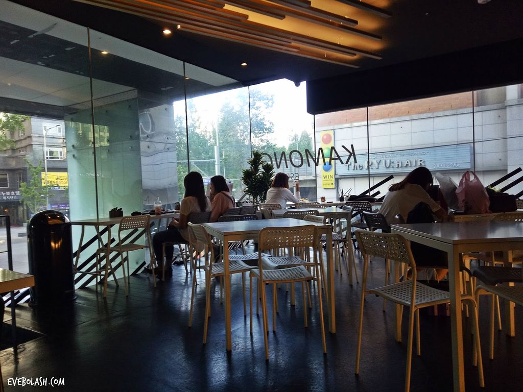 Kai EXO Kujungin Kafe Milik Kakaknya