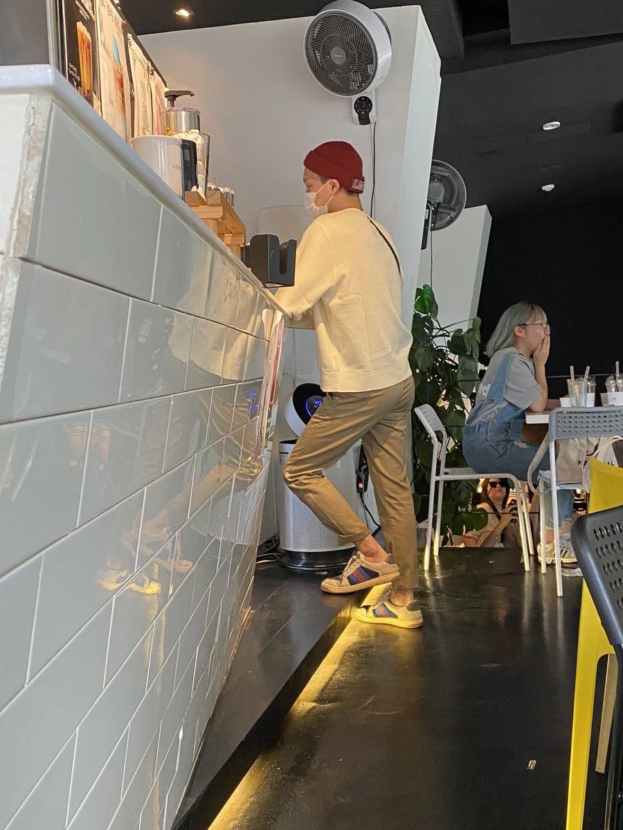 Kai EXO Kujungin Kafe Milik Kakaknya