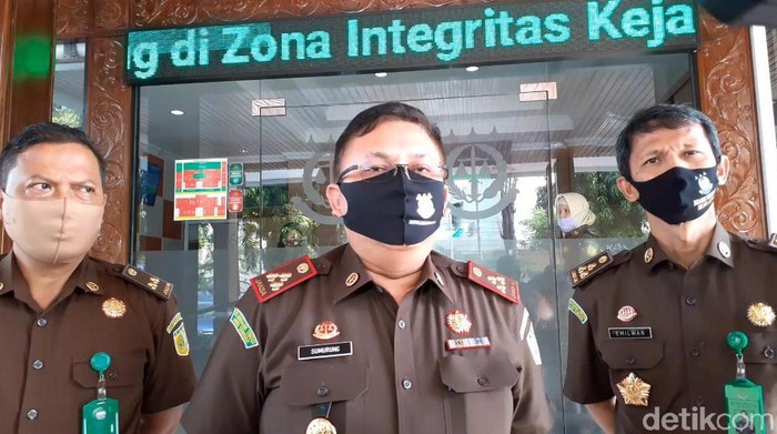Kajari Semarang, Sumurung P Simaremare memberikan keterangan terkait oknum pegawainya yang membawa pil koplo ke Lapas