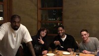 Santai bersama teman-temannya, Kanye West pilih minum dan ngemil bareng. Mereka nampak begitu menikmati waktu bersama. Foto: Instagram kanyew.est