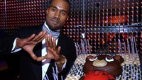 Rayakan ulang tahun, Kanye West pose di sebelah kue jumbo berbentuk boneka. Banyak netizen mengucapkan selamat pada dirinya kala itu. Foto: Instagram kanyew.est