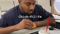 Sepertinya fast food jadi makanan favorit Kanye West. Saat menikmati Chick-fil-A ia juga bertanya pada followersnya, lebih pilih sandwich Chick-fil-A atau Popeyes? Foto: Instagram kanyew.est