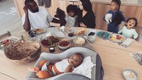 Momen sarapan Kanye West dan Kim Kardashian begitu meriah. Tak hanya meriah dengan kehadiran anak-anak mereka, tapi juga ragam buah segar dan makanan sehat yang ada di meja. Foto: Instagram kanyew.est
