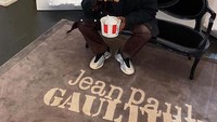Apakah KFC punya fried chicken terenak? 🤔, tulis Kanye West di keterangan foto. Ia serius mengamati potongan ayam KFC kemasan bucket yang dibelinya. Foto: Instagram kanyew.est