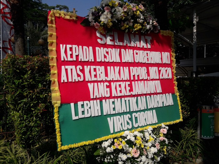 Karangan Bunga di Balai Kota DKI