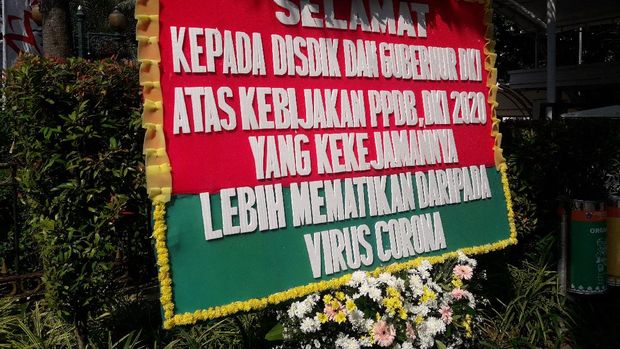 Karangan Bunga di Balai Kota DKI