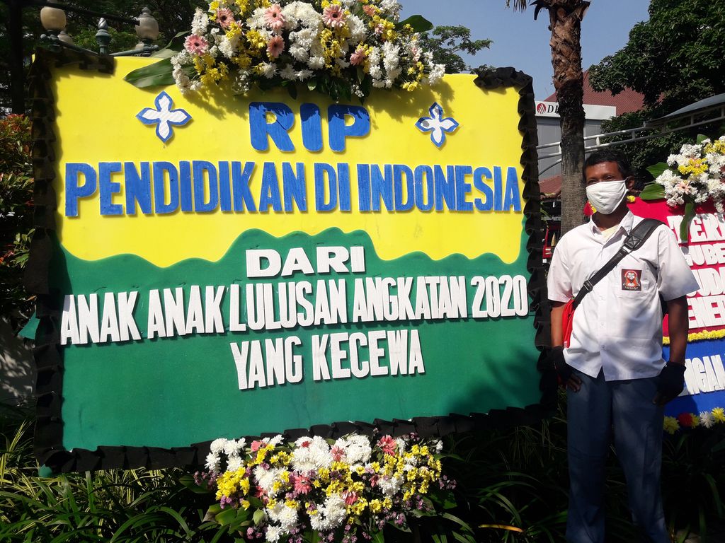 Karangan Bunga di Balai Kota DKI
