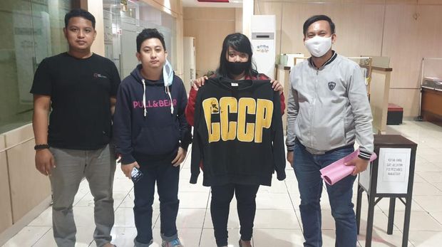 Kasir kafe di Makassar diamankan polisi karena kaus palu arit.