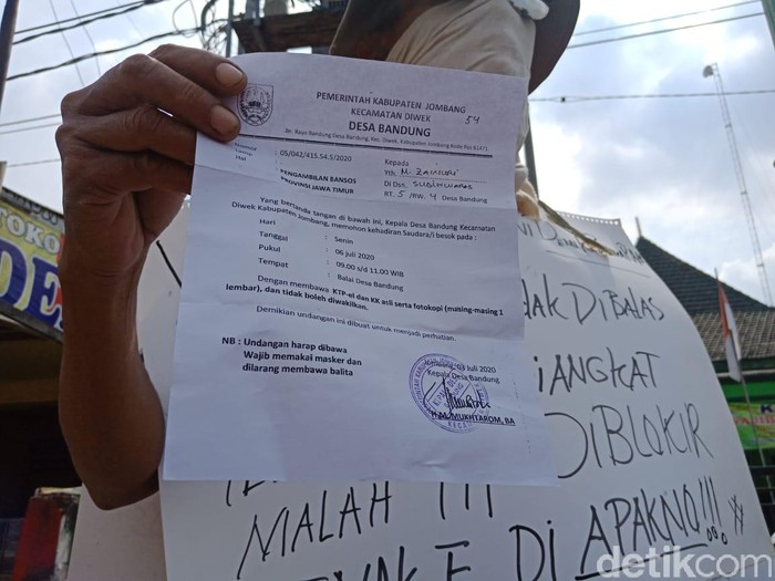 Kecewa dengan Bansos Pemerintah, Pria di Jombang Gelar Demo Tunggal
