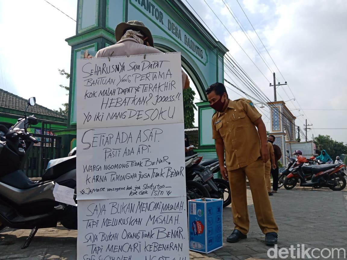 Kecewa dengan Bansos Pemerintah, Pria di Jombang Gelar Demo Tunggal