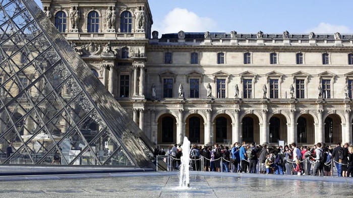 Museum Louvre di Kota Paris kembali dibuka untuk umum hari ini, Senin (6/7). Sejumlah wisatawan pun berdatangan untuk menikmati beragam karya seni di museum itu