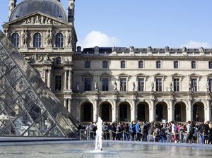Gambar Simbol NAZI Dekat Louvre, Turis Ini Ditangkap