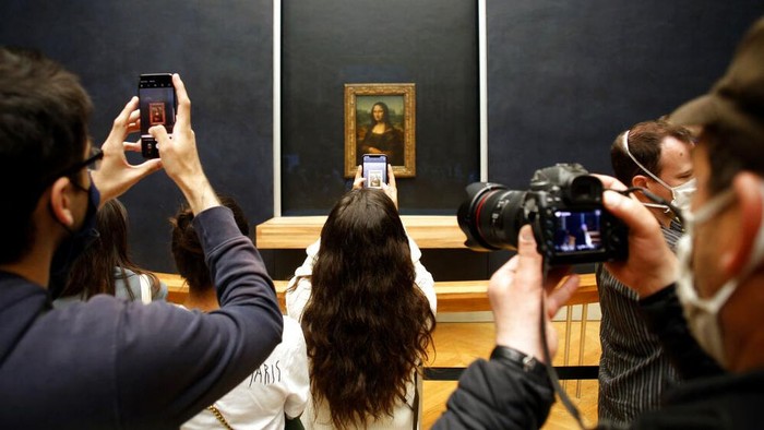 Museum Louvre di Kota Paris kembali dibuka untuk umum hari ini, Senin (6/7). Sejumlah wisatawan pun berdatangan untuk menikmati beragam karya seni di museum itu