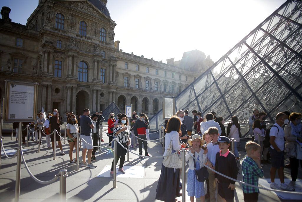 Museum Louvre di Kota Paris kembali dibuka untuk umum hari ini, Senin (6/7). Sejumlah wisatawan pun berdatangan untuk menikmati beragam karya seni di museum itu
